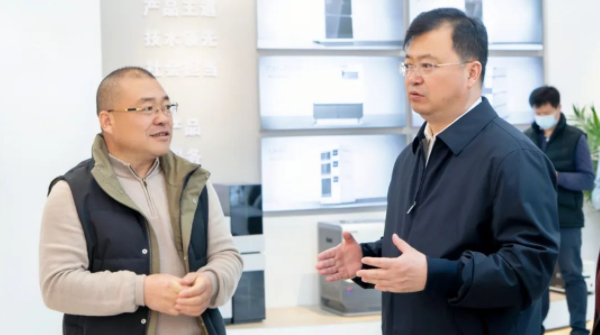 青島市嶗山區(qū)區(qū)長楊克敏帶隊工信局、統(tǒng)計局領導到訪盛瀚調研指導